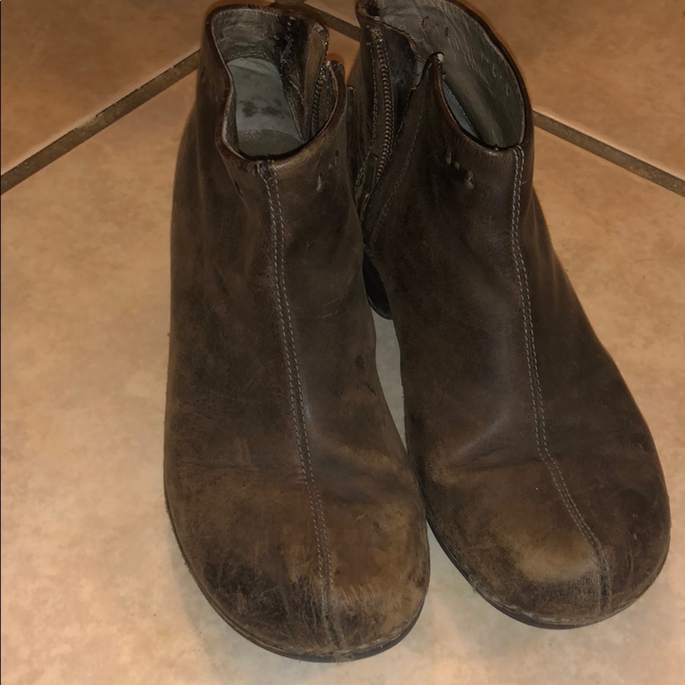 Shoes - Picture 2 of 4
